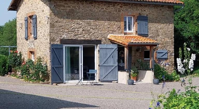 Vacation home with jacuzzi & pool in Limoges