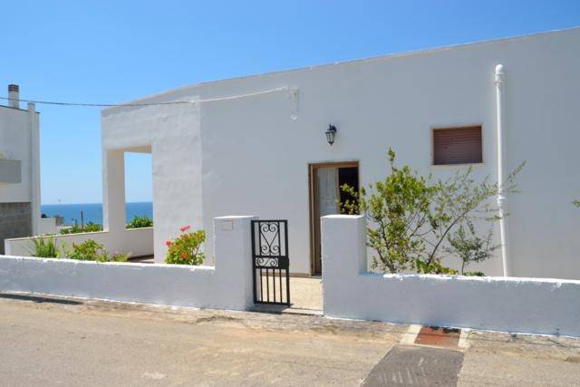 Villa with terrace & yard | Pets allowed — photo 3