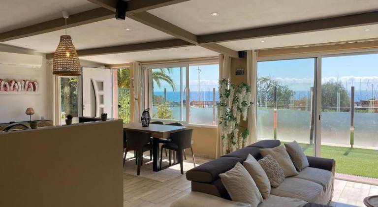 Apartment with yard, jacuzzi & grill in Theoule-sur-Mer