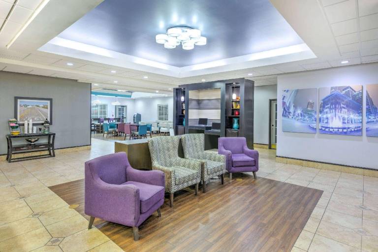 La Quinta Inn & Suites by Wyndham Tulsa Airpt / Expo Square — photo 2