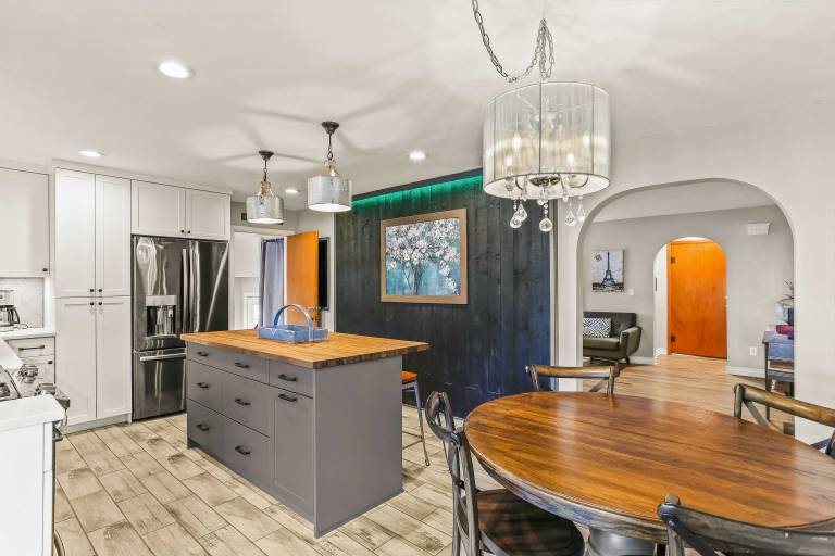 Spacious Family Home w/ Garage Game Room & Office! — photo 2