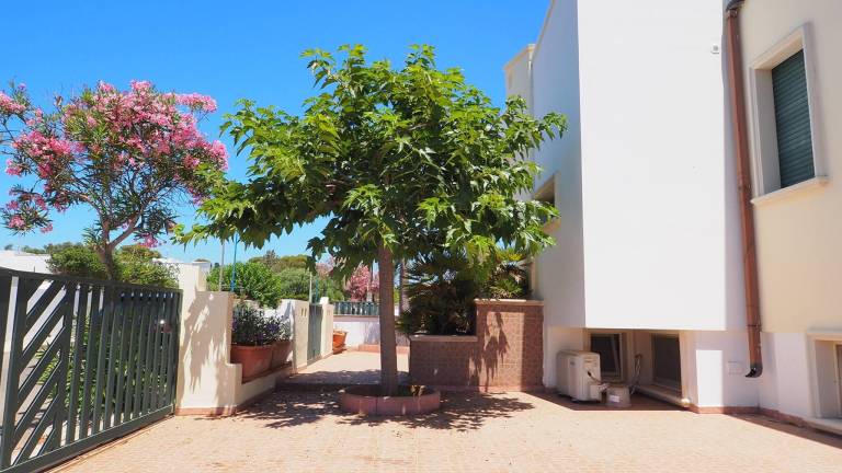 Villa with yard — photo 3