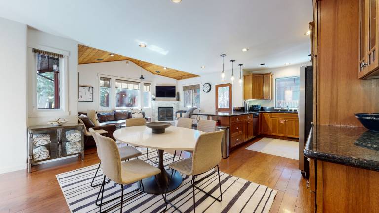 Grayfox 2 Pet-Friendly, 5-Star with Private Hot Tub, 2 Car Garage and Prime Location in Mammoth Lakes, CA
