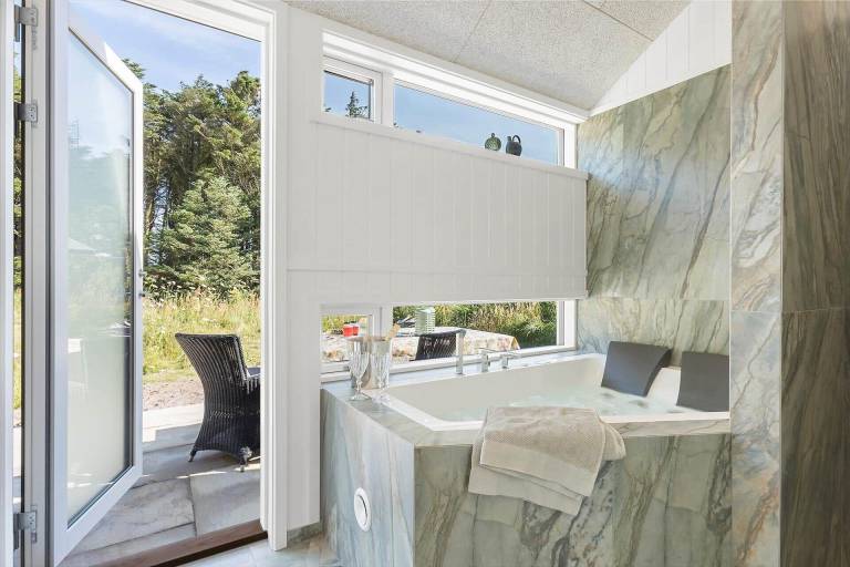 Fully equipped vacation home with barbeque, hot tub & patio | Pets allowed — photo 2