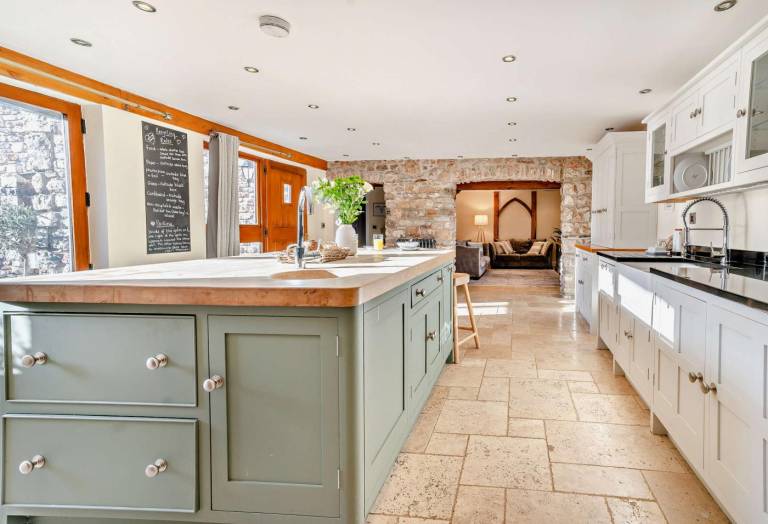 4 Bed in Nottage oc t28401