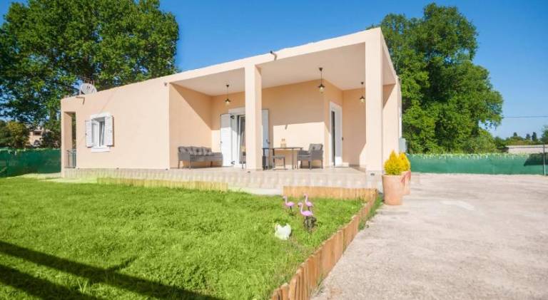 House with garden & patio in Corfu