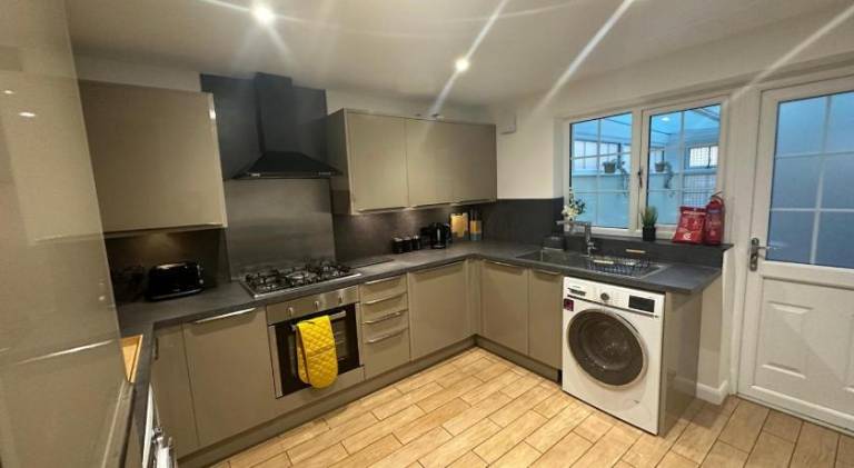 Stylish townhouse-Sleeps 9-Free parking — photo 3