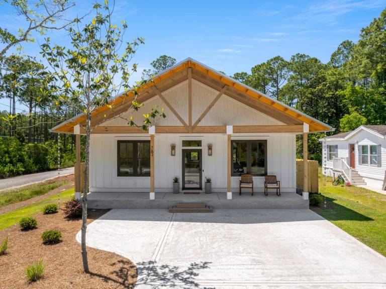 Children-friendly charming house with barbeque & garden | Pets are welcome in Santa Rosa, AL