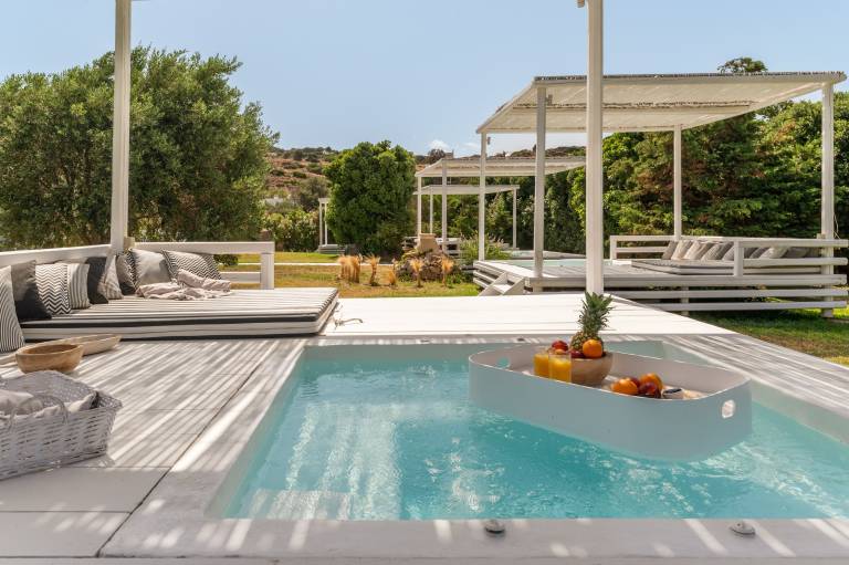 Nice aparthotel with patio, fast internet & jacuzzi | Garden view | Pets allowed — photo 2