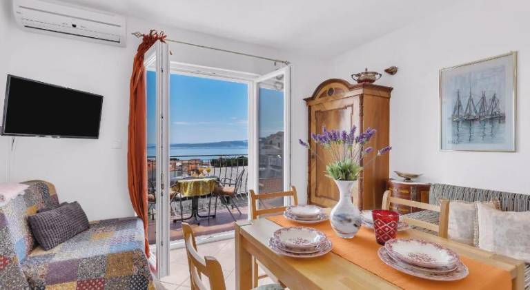 Holiday apartment with terrace & garden in Brela