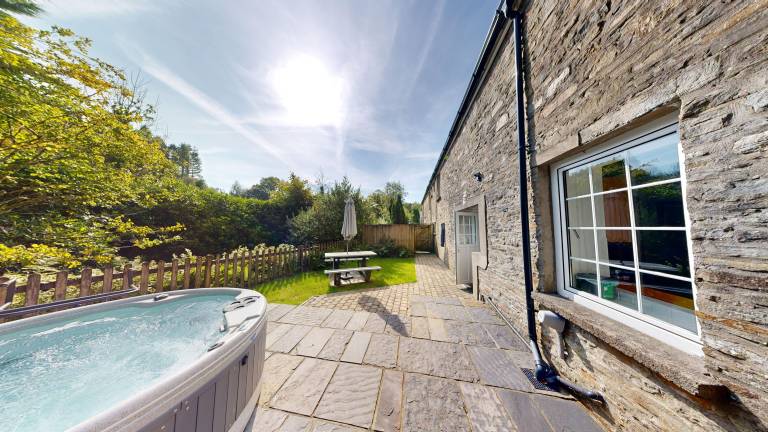 Pleasant cottage with garden, jacuzzi & barbecue | Pets allowed in Neath