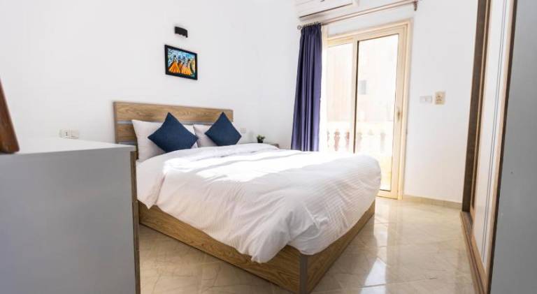 Serviced apartment with yard, pool & terrace | Pet-friendly — photo 2