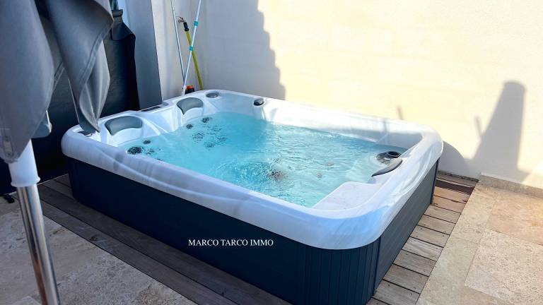 Holiday apartment with barbeque, patio & hot tub | Beach view — photo 3