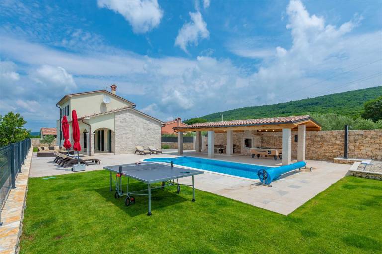 Rental with BBQ, pool & yard | Pool view — photo 2