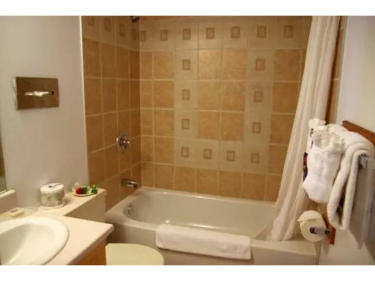 Hotel Room (2 Queens) — photo 4