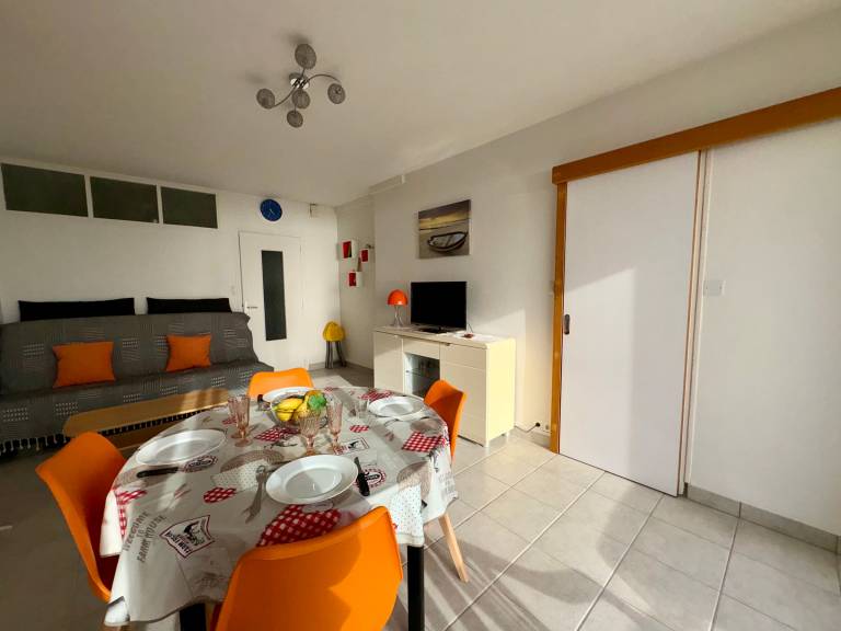 Renovated 1-bedroom apartment, stunning sea view, near beach — photo 4