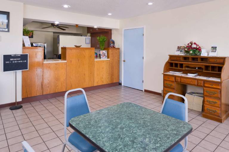 Americas Best Value Inn Sullivan — photo 4