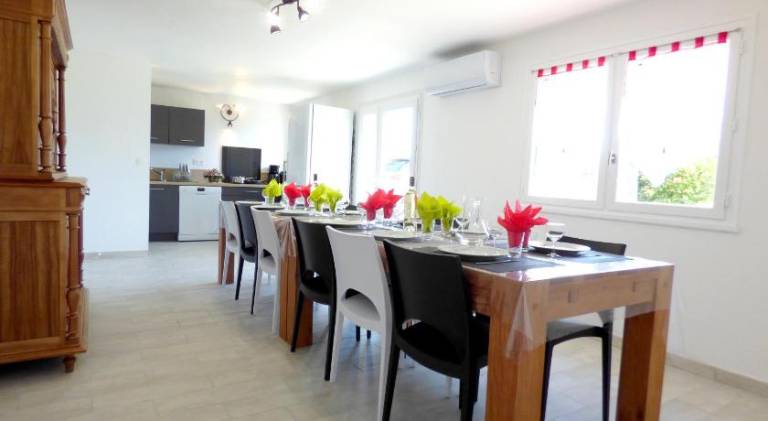 Vacation home with barbecue, patio & yard — photo 4