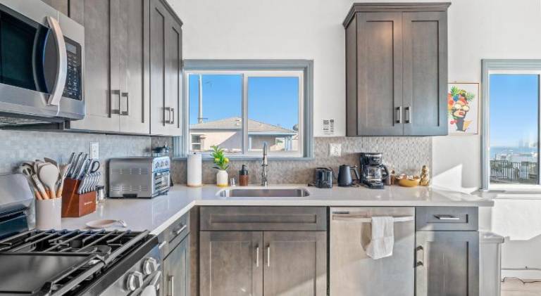 Luxury Beachside Gem Walk to Beach Ocean Views — photo 4