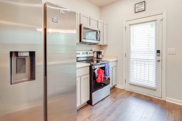 Pets Welcome! Family Townhome w/ Yard in Atlanta — photo 3