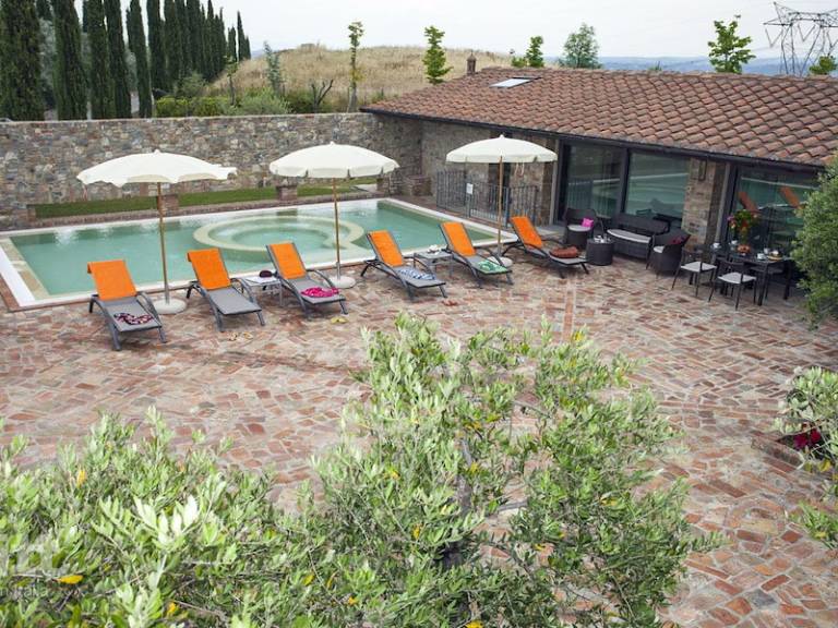 House with barbeque, terrace & private pool | Pets allowed — photo 4