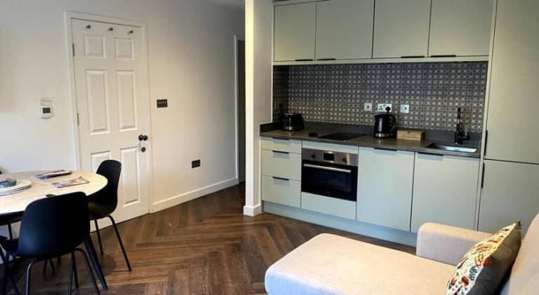 The Retreat, luxury studio apartment in Bath with parking — photo 3