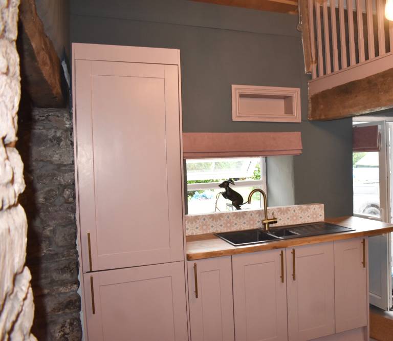 Ty Llaeth 2-Bed Cottage, Sleeps 4, Pet Friendly — photo 4