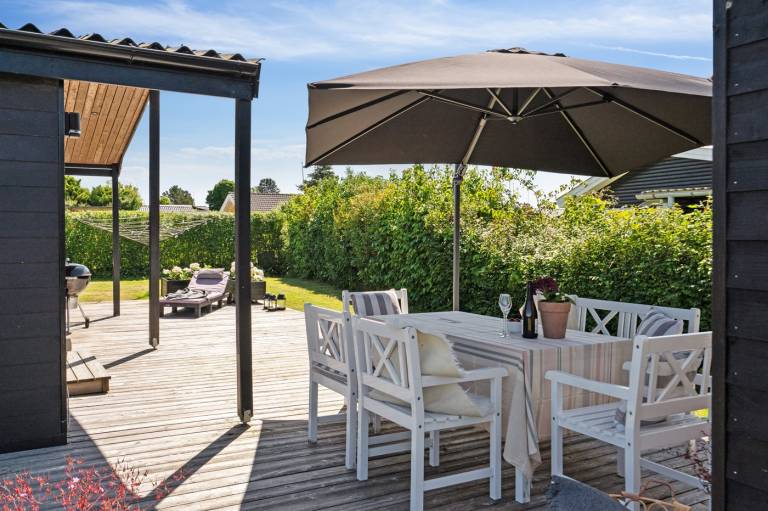 Vacation home with patio, BBQ & yard | Pets are welcome — photo 2