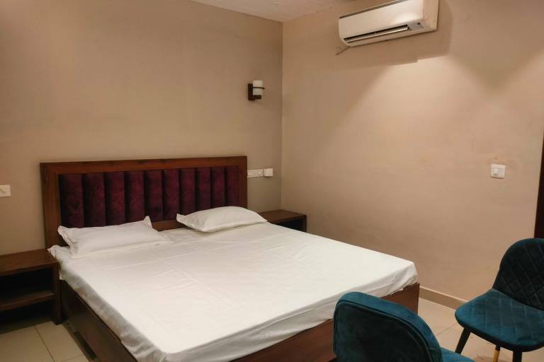 Super Townhouse Dera Bassi
