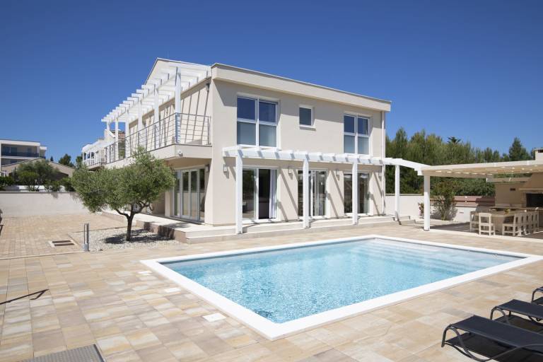 Villa with private pool, BBQ & patio | Water view — photo 2