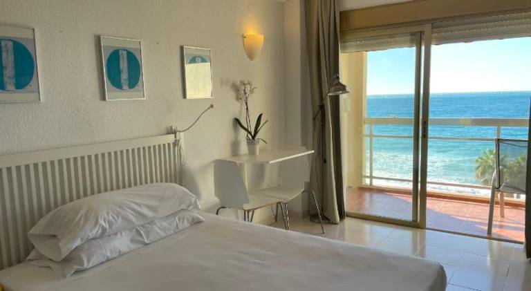 Serviced apartment with pool & patio | Close to the beach | Dogs allowed — photo 2
