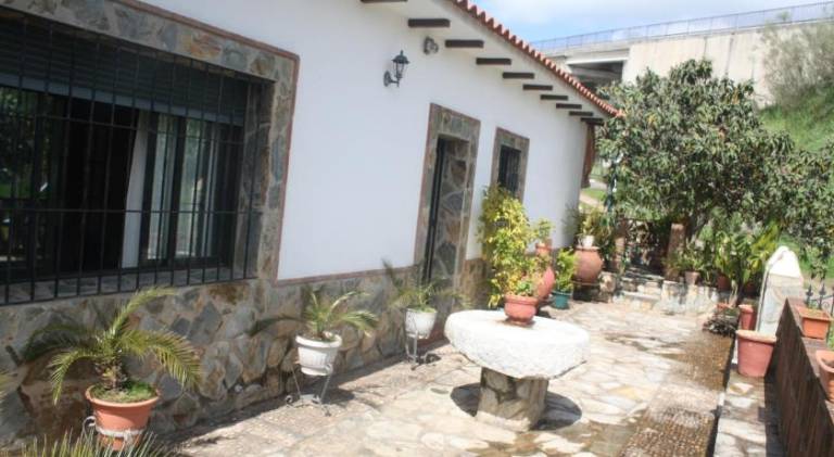 Beautiful vacation home with barbeque, patio & yard | Pet-friendly — photo 4