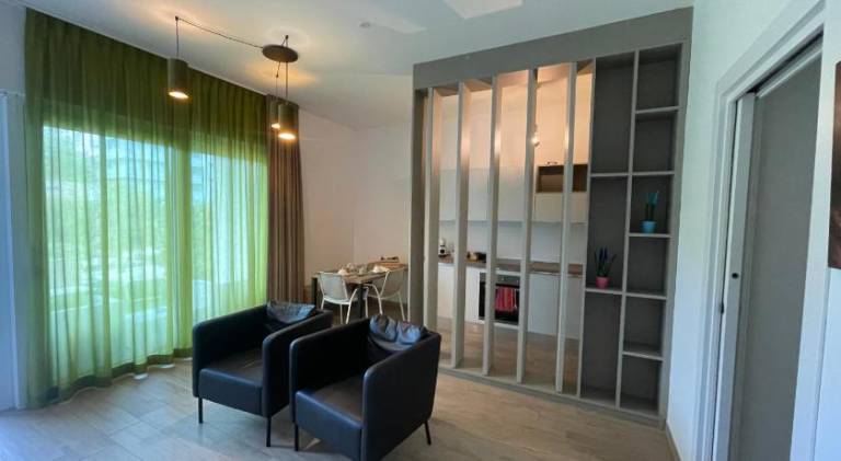 Serviced apartment with garden & patio — photo 3