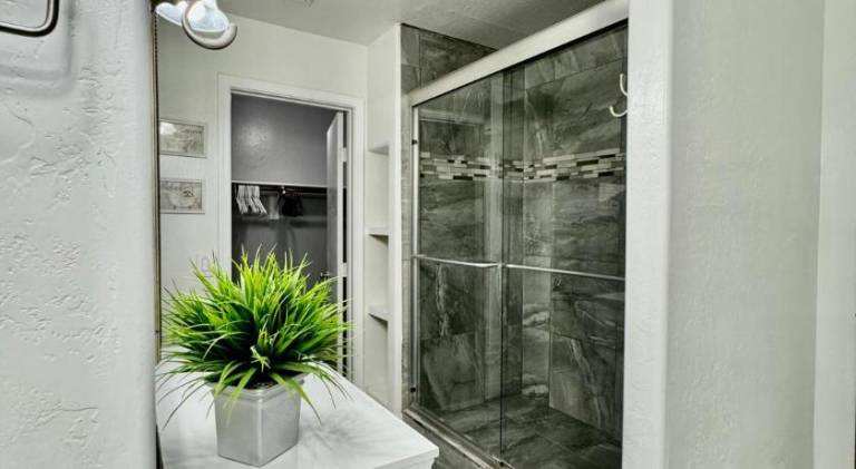 West PHX Cozy king suit with private bathroom Inside a house — photo 2