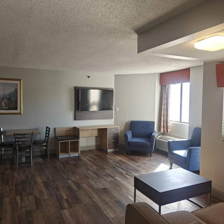 Mountain Vista Inn & Suites - Near the Island InPigeon Forge — photo 4