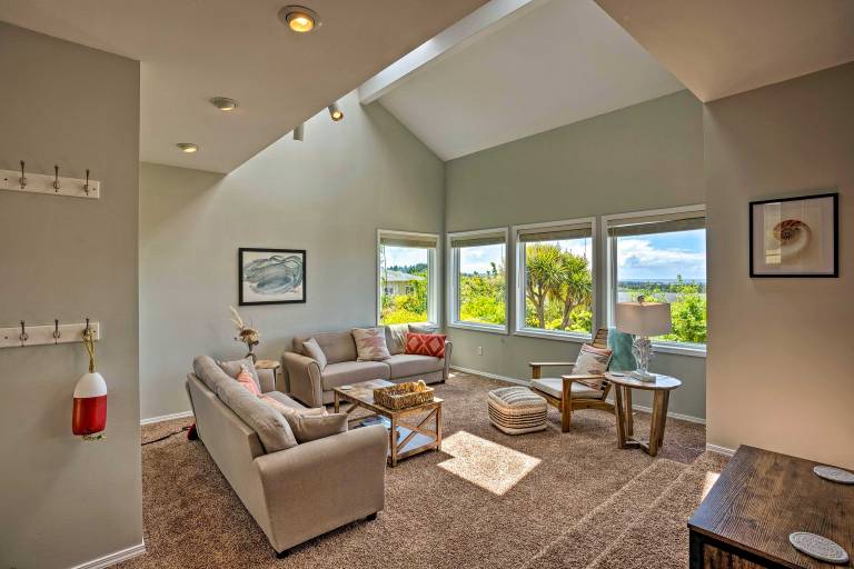 Chic Coos Bay Home w/ Pacific Ocean Views! — photo 4