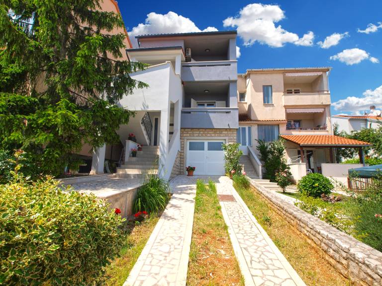 Family-friendly rental apartment with BBQ & patio | Dogs allowed — photo 3