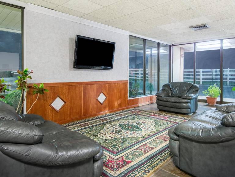 Days Inn by Wyndham Grove City Columbus South — photo 2