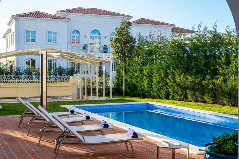 Villa with private pool, patio & yard | Pool view — photo 5