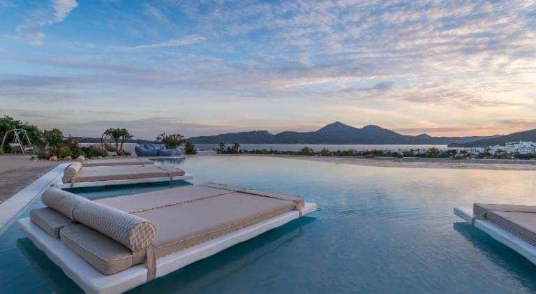 Vacation home with yard, terrace & pool in Milos