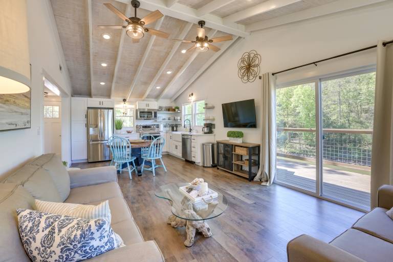 Private Hot Tub: Stunning Logan Martin Lake Home — photo 3