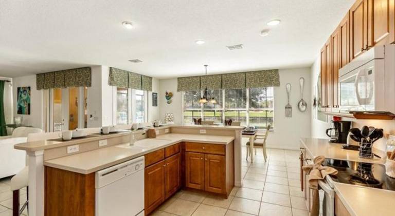 House with hot tub & pool — photo 4