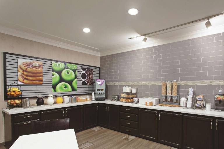 La Quinta Inn & Suites by Wyndham Los Banos — photo 4