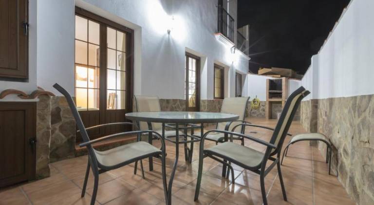 Vacation home with patio & grill — photo 4