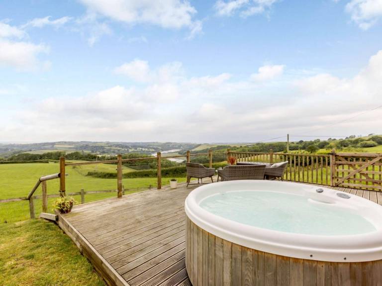 Lodge with jacuzzi & garden in Bideford