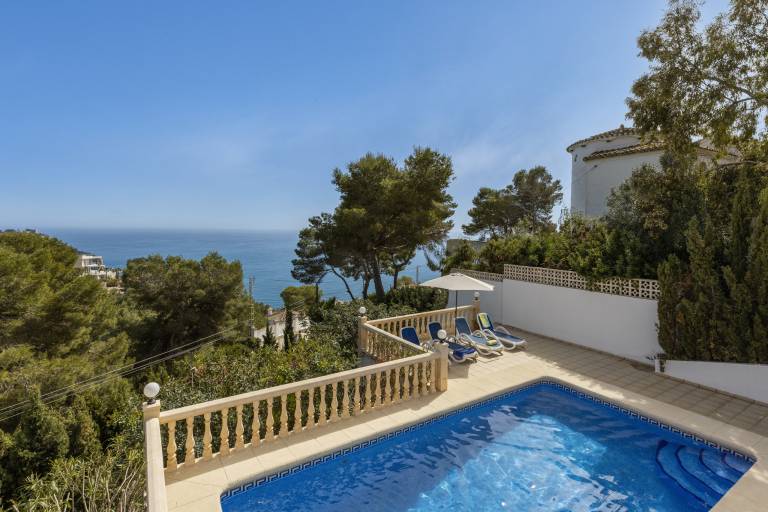 Villa with patio, private pool & barbecue | Beach view — photo 2