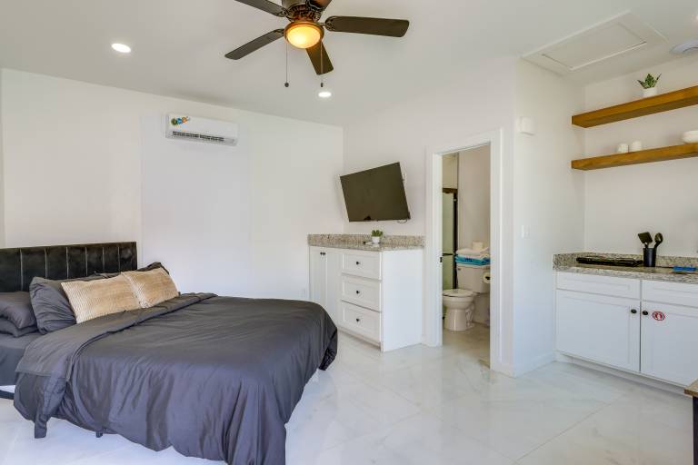 Pool Access & Prime Location! SPI Getaway for 2 in South Padre Island, TX