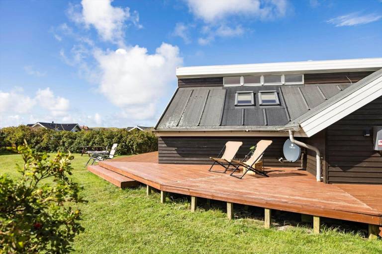 Vacation home with barbecue, patio & hot tub — photo 4
