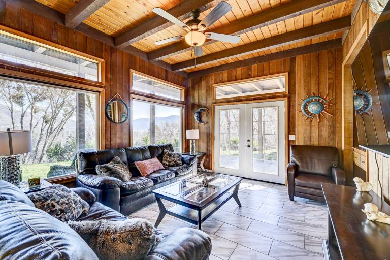 Pet-Friendly Grants Pass Home w/ Hot Tub! — photo 4