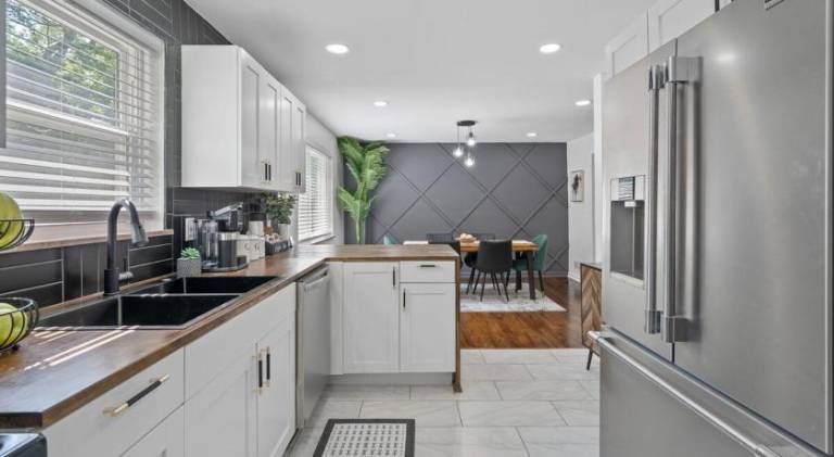 Luxury 5BR Cincinnati, Sleeps 12, Crib, Home Gym, Fenced Backyard — photo 4